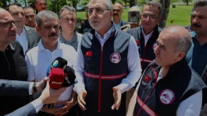Bakan Işıkhan Elazığ Hazar Gölü’nde çevre temizliği çalışmalarını inceledi