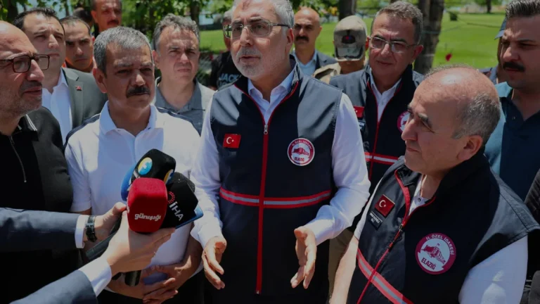 Bakan Işıkhan Elazığ Hazar Gölü’nde çevre temizliği çalışmalarını inceledi