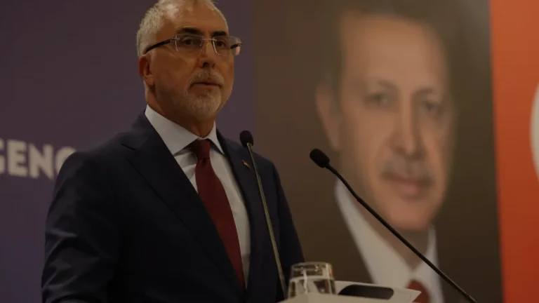 Bakan Işıkhan TÜHİS’in dijital dönüşüm ve gençler programında konuştu