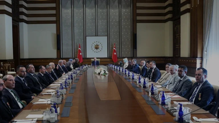 Cumhurbaşkanı Erdoğan şehit aileleri ve gazilerle Külliyede buluştu