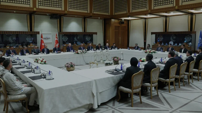 Cumhurbaşkanı Erdoğan Süper Lig’e yükselen üç kulübü Külliyede ağırladı